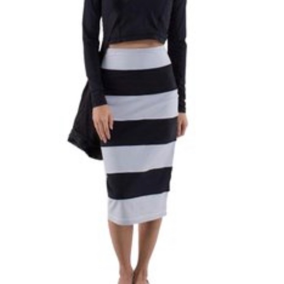 lululemon athletica Dresses & Skirts - Lululemon EUC rare Yoga over Skirt Wee strip/ Black size 6